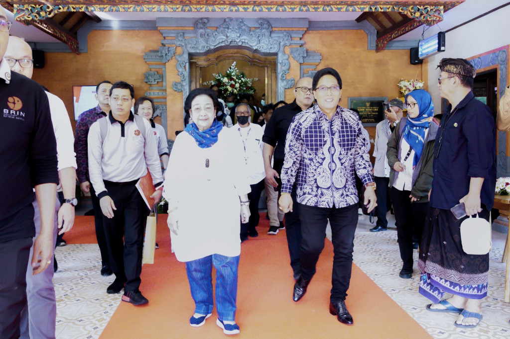 Datang Semobil Dengan Presiden RI Ke-5 Megawati Soekarnoputri